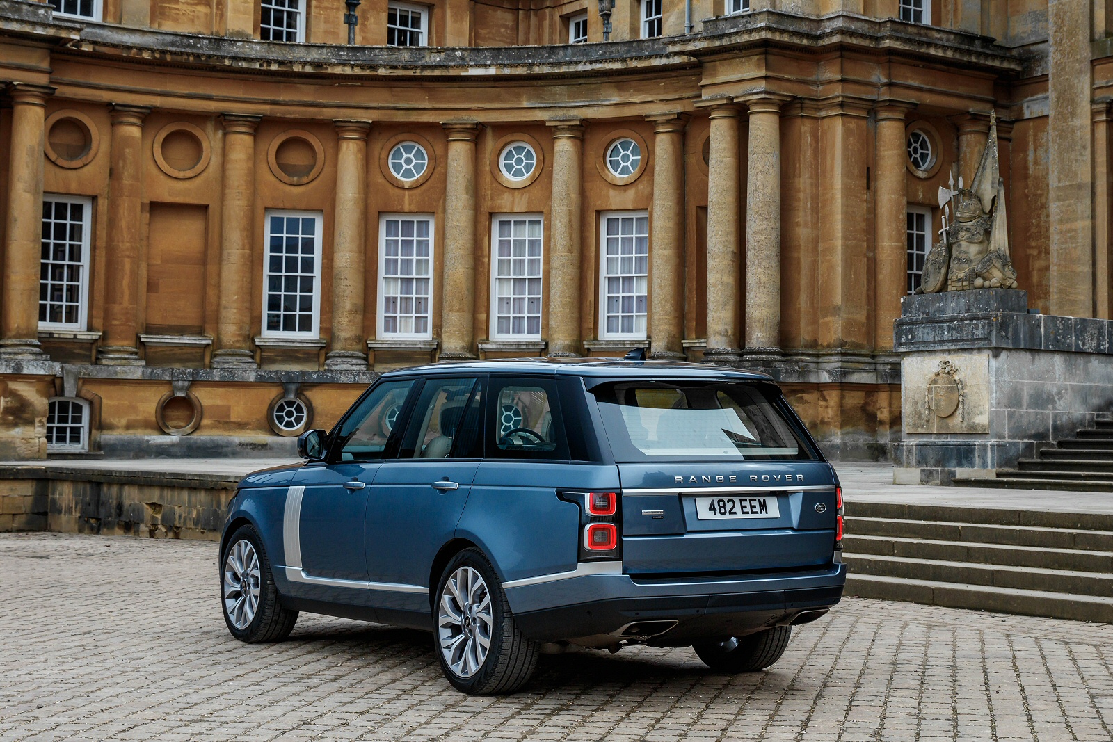 Range rover 2. Land rover 8 марта. Рендж ровер эвок. Range rover sport 2020. Range rover sport 2021.