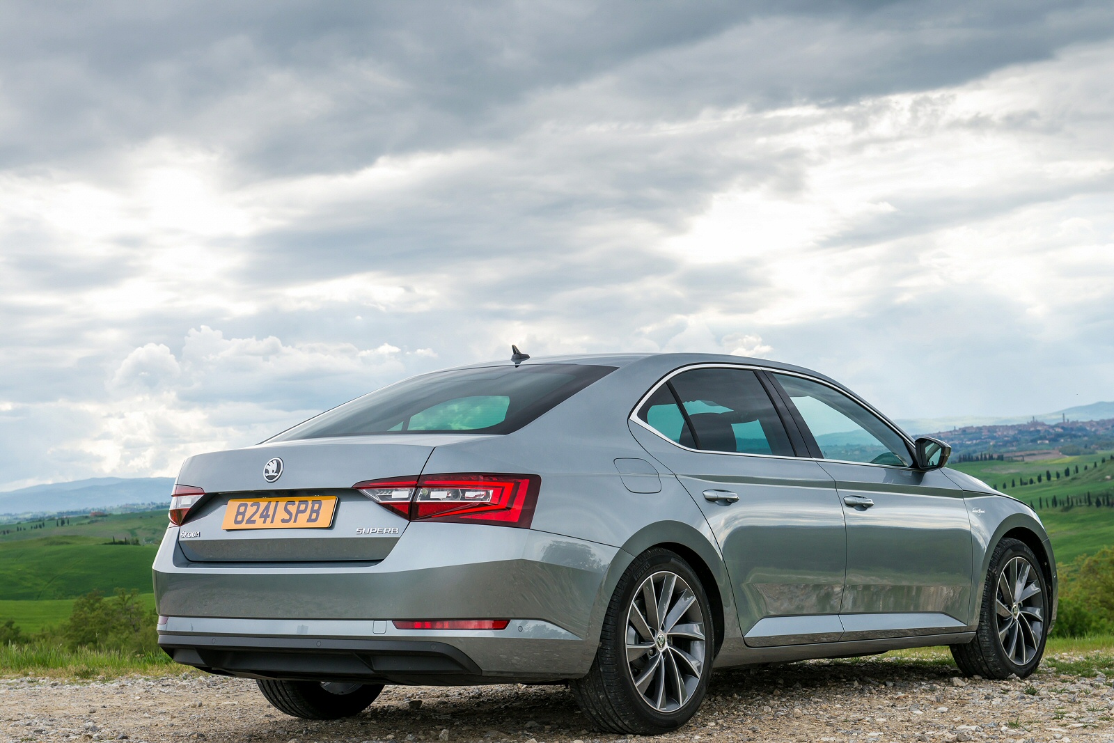 SkodaSuperb20TDI150PS1015%283%29.jpg